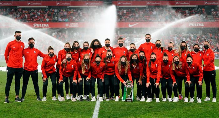 La plantilla del Granada Femenino posa con la Copa de Andalucía conseguida el año pasado (GCF)