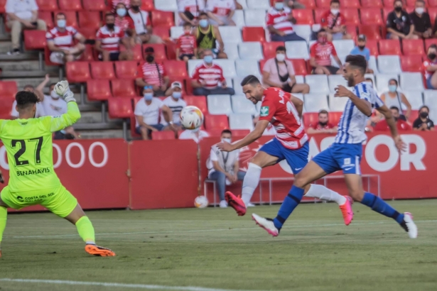 Puertas, en un lance del último Trofeo Ciudad del Granada ante el Málaga (JOSÉ VELASCO / GRJ) Puertas, en un lance del último Trofeo Ciudad del Granada ante el Málaga (JOSÉ VELASCO / GRJ)