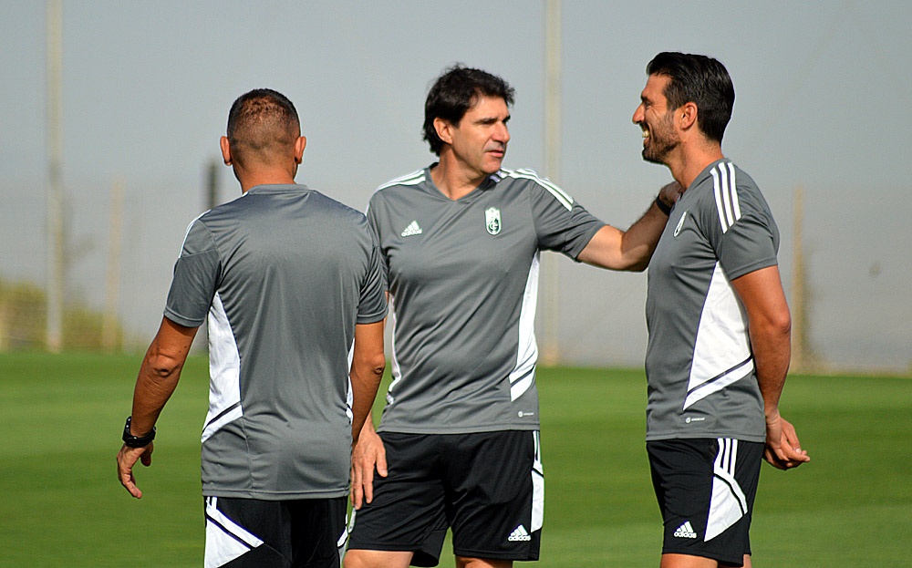 Aitor Karanka charla con Manolo Lucena durante un entrenamiento (JAVIER PALMA)