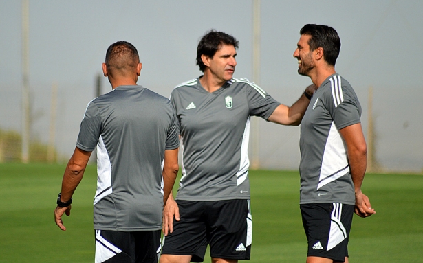 Aitor Karanka charla con Manolo Lucena durante un entrenamiento (JAVIER PALMA) Aitor Karanka charla con Manolo Lucena durante un entrenamiento (JAVIER PALMA)