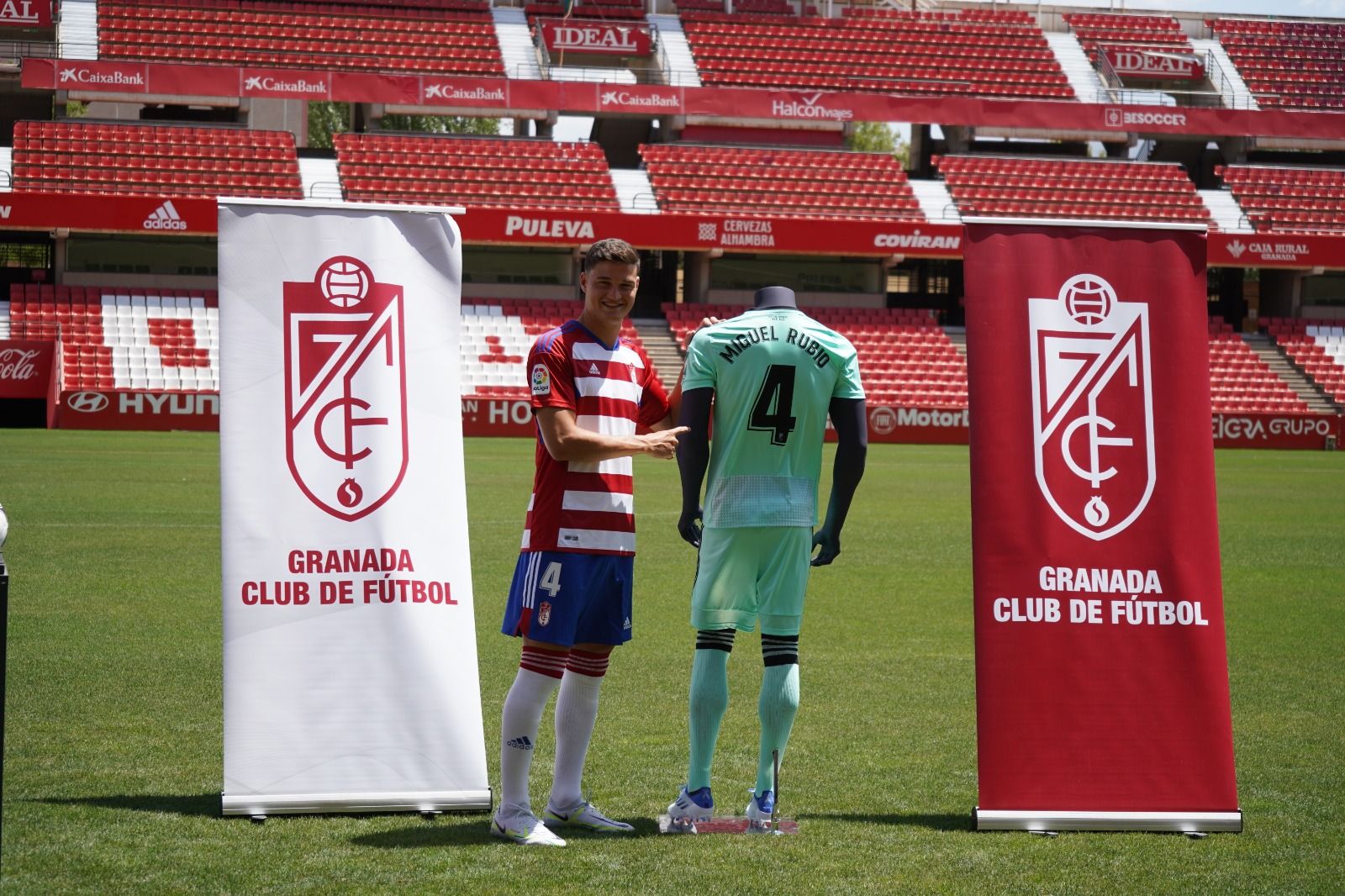 Miguel Rubio posa en el verde del `Nuevo Los Cármenes` (JOSÉ VELASCO / GRJ)