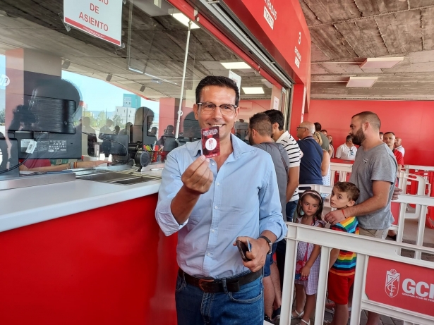 Paco Cuenca muestra su carnet de abonado en las taquillas del `Nuevo Los Cármenes` (FRAN CALVO)