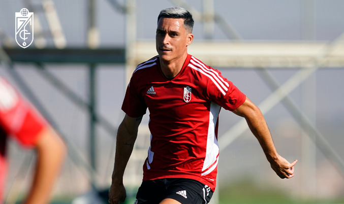 Callejón, en un entrenamiento con el Granada en la Ciudad Deportiva (PEPE VILLOSLADA / GCF)