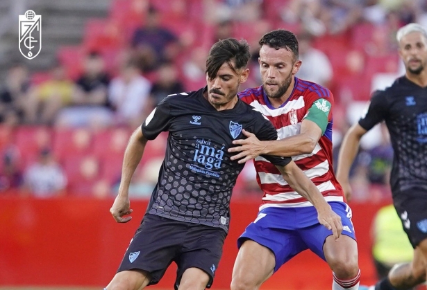 El Granada no pudo llevarse su trofeo ante el Málaga (PEPE VILLOSLADA / GCF) El Granada no pudo llevarse su trofeo ante el Málaga (PEPE VILLOSLADA / GCF)