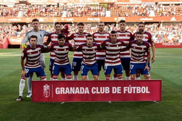 Once inicial del Granada ante el Málaga en su trofeo de presentación (JOSÉ VELASCO / GRJ)