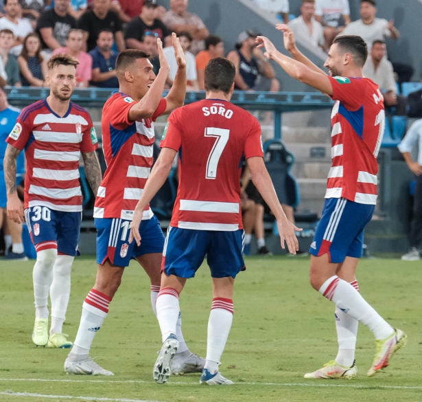 Uzuni y Puertas se felicitan tras el primer tanto de la temporada (LALIGA) Uzuni y Puertas se felicitan tras el primer tanto de la temporada (LALIGA)