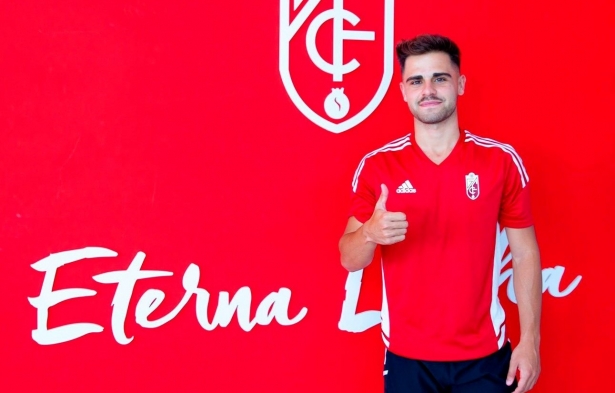 Óscar Melendo posa ante el escudo del Granada (PEPE VILLOSLADA / GCF) Óscar Melendo posa ante el escudo del Granada (PEPE VILLOSLADA / GCF)