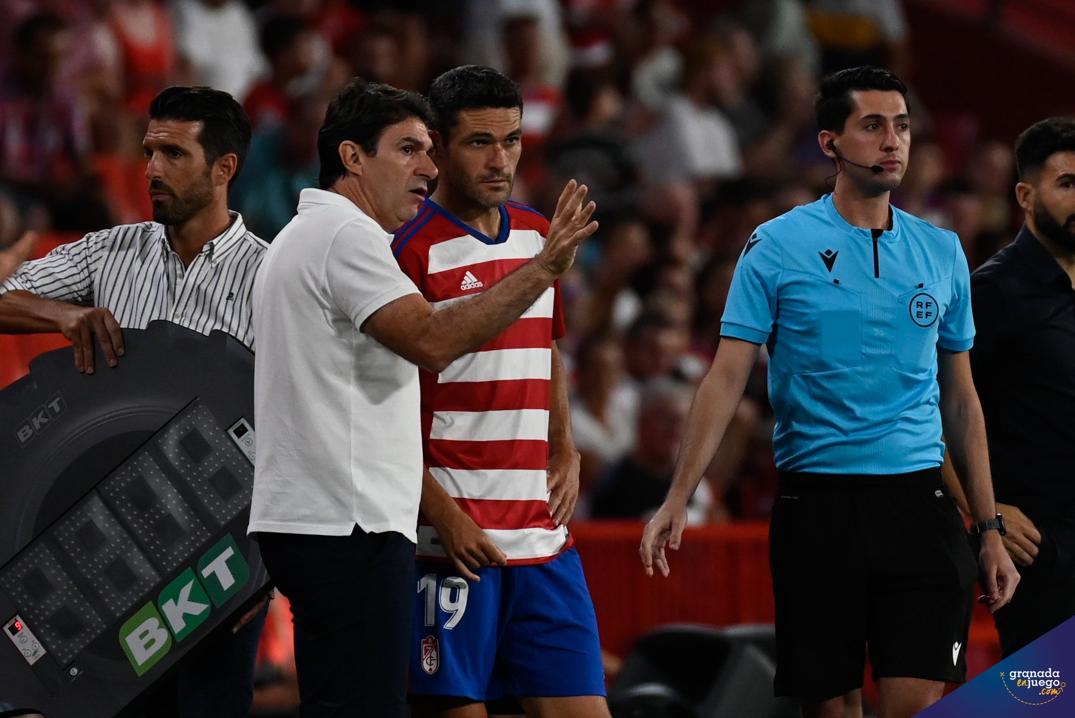 Karanka da instrucciones a Jorge Molina momentos antes de hacerle saltar al terreno de juego frente al Racing (JOSÉ M. BALDOMERO)