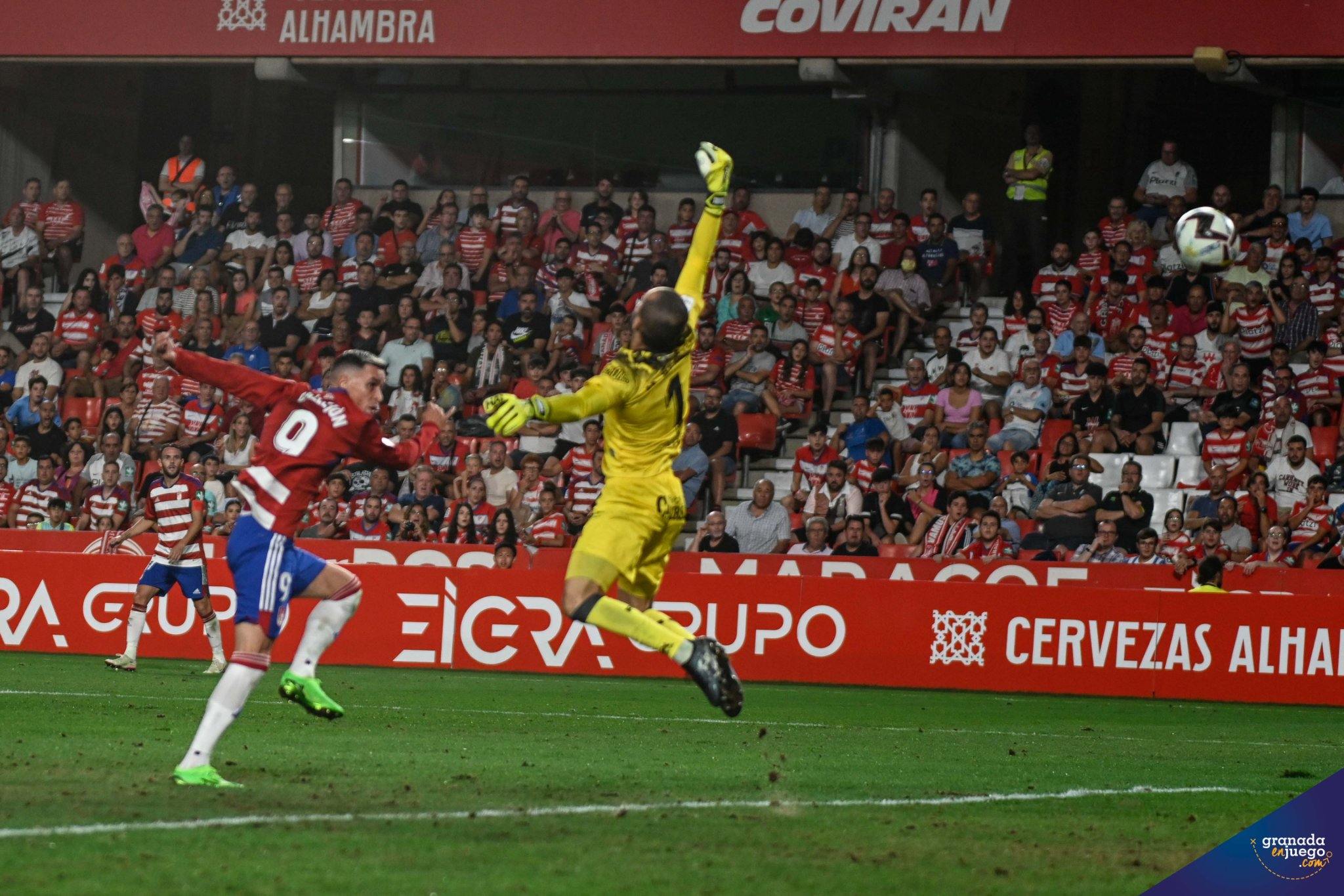 Callejón, ante Miquel Parera en el momento de cabecear para hacer el primer gol del Granada ante el Racing (JOSÉ M. BALDOMERO)