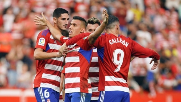 Uzuni celebra uno de sus goles ante el Villarreal B en el `Nuevo Los Cármenes` (LALIGA) Uzuni celebra uno de sus goles ante el Villarreal B en el `Nuevo Los Cármenes` (LALIGA)