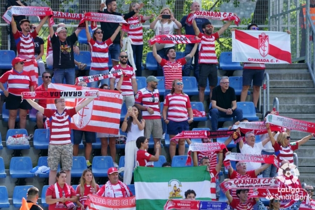 Aficionados del Granada presentes en una de las gradas del Estadi Nacional de Andorra (LALIGA)