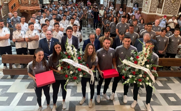 Imagen de la ofrenda floral del Granada CF a la Virgen de las Angustias (JOSÉ VELASCO / GRJ)