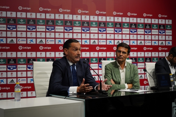 Alfredo García Amado, junto a Paco Cuenca, en la sala de prensa del `Nuevo Los Cármenes` (JOSÉ VELASCO / GRJ)