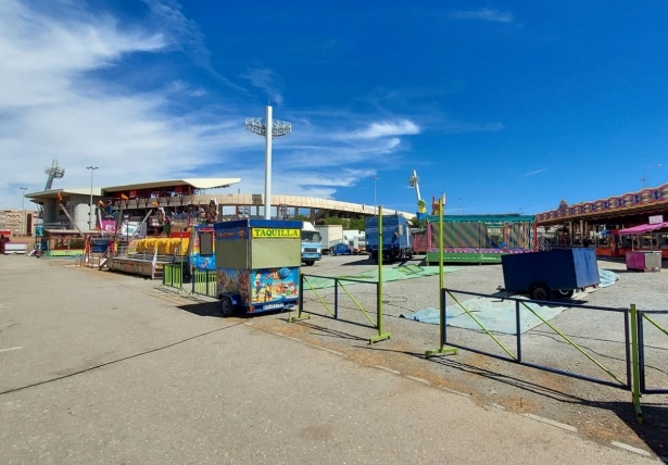 Explanada exterior del `Nuevo Los Cármenes` en el que ahora se encuentra instalado el ferial del Zaidín (GRJ)