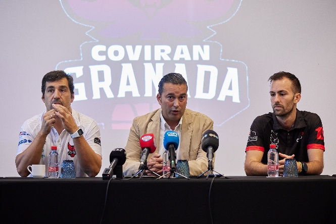 El presidente, Óscar Fernández-Arenas, flanqueado por el entrenador, Pablo Pin y el director de comunicación, Jorge Ruiz (FERMÍN RODRÍGUEZ / FUNDACION-CBG) 