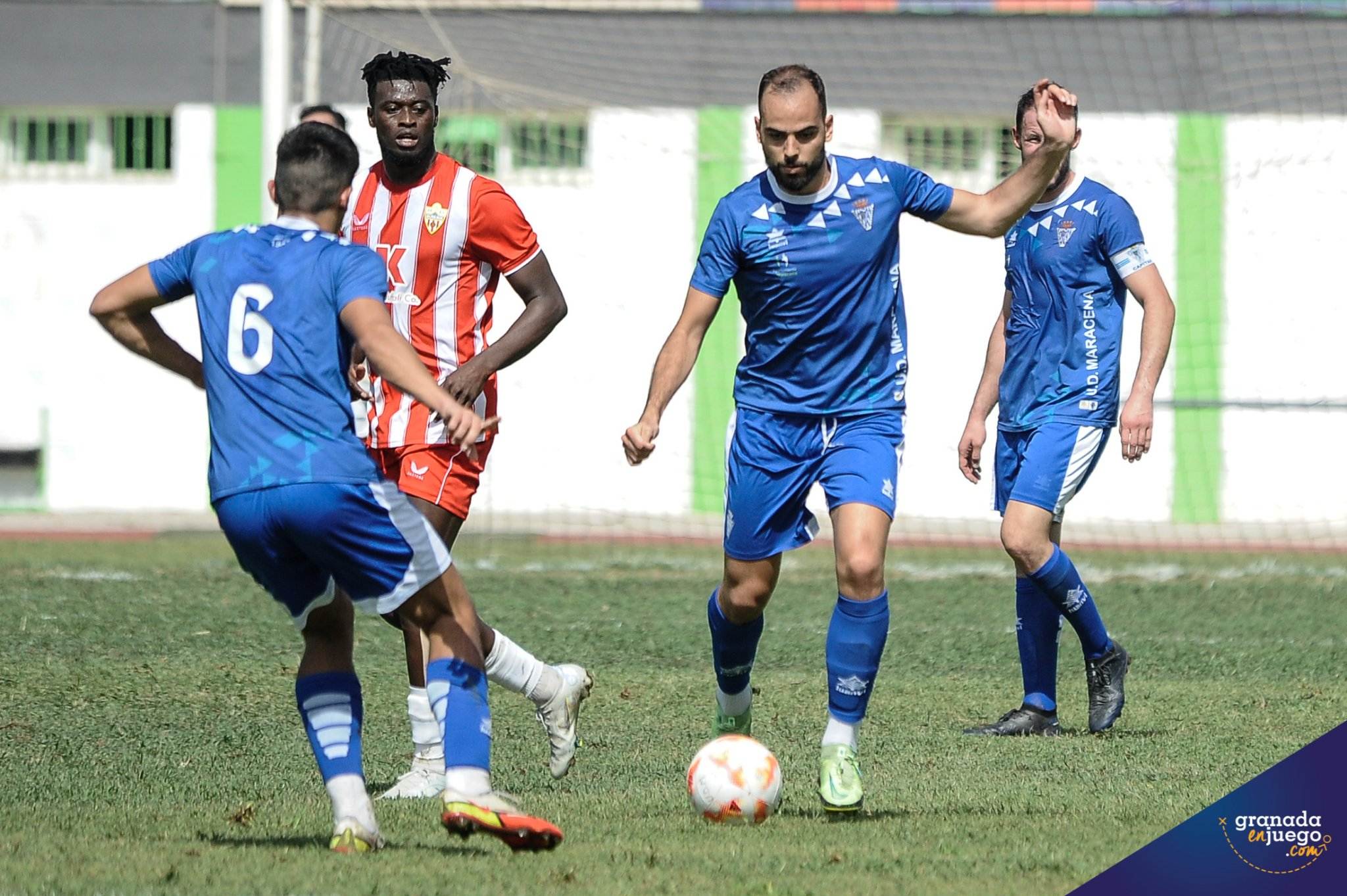 Lance del partido entre el Maracena y el Almería B (JOSÉ M. BALDOMERO)