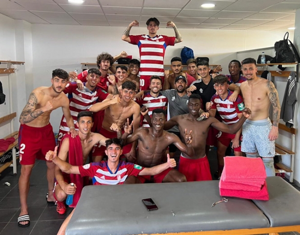 El Recreativo celebra la victoria en vestuarios (GRANADA CF) El Recreativo celebra la victoria en vestuarios (GRANADA CF)