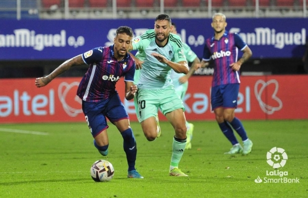 Acción del partido entre el Eibar y el Granada en Ipurúa (LALIGA) Acción del partido entre el Eibar y el Granada en Ipurúa (LALIGA)