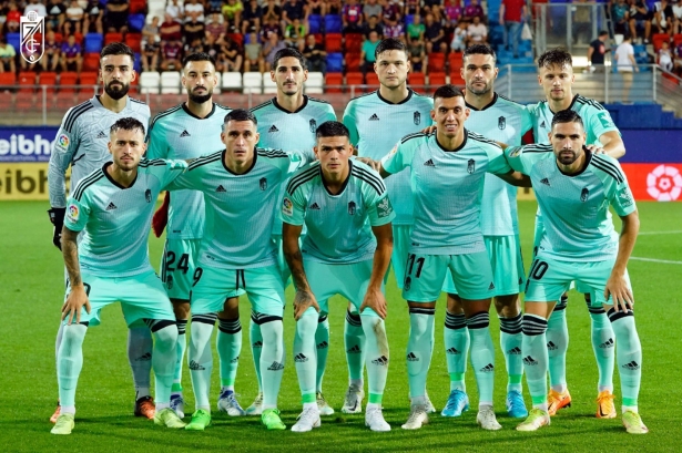 Once del Granada en Éibar, con tres futbolistas estrenándose como titulares (PEPE VILLOSLADA / GCF)