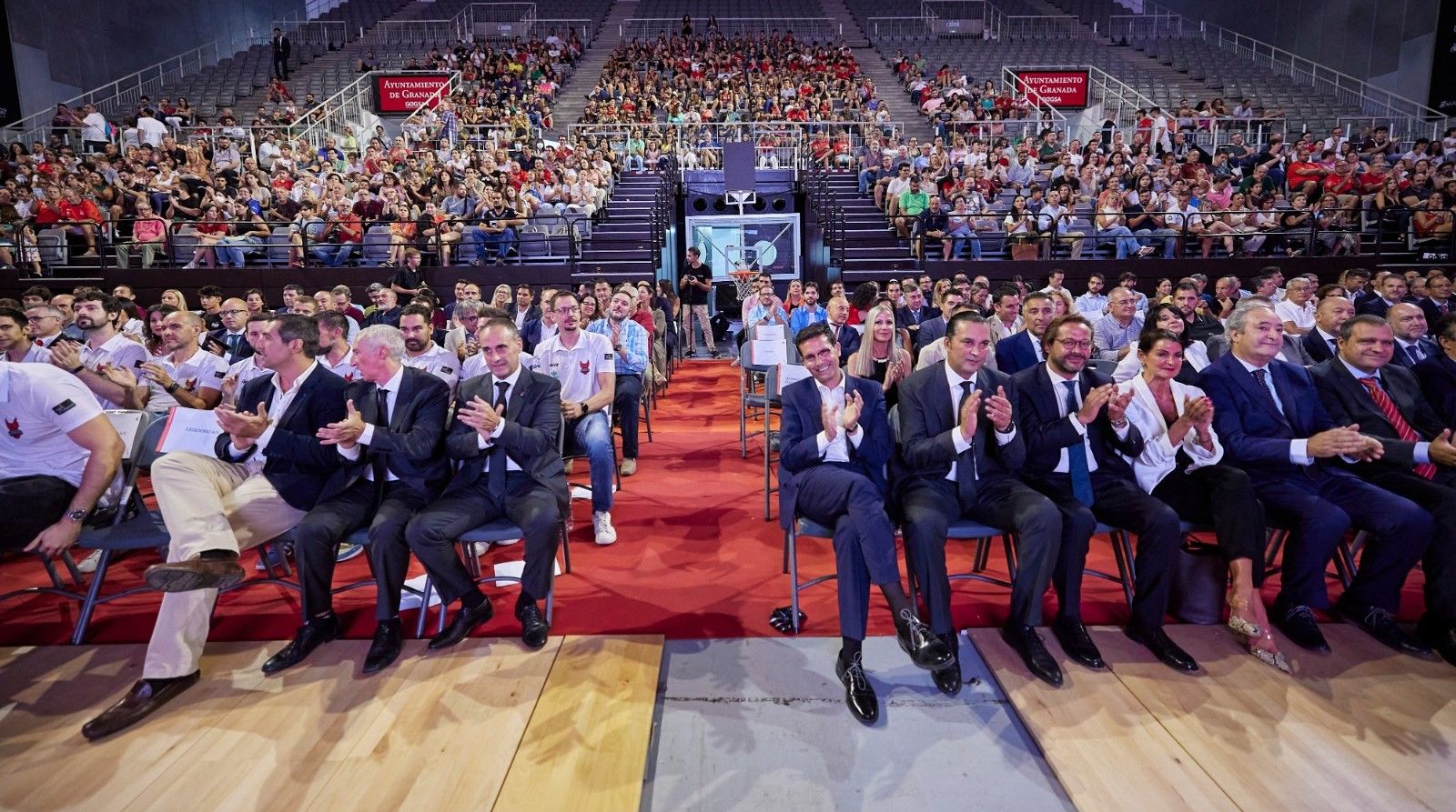 Invitados y espectadores en el Palacio de los Deportes durante la gala del décimo aniversario del Fundación CB Granda (FERMÍN RODRÍGUEZ / FUNDACIÓN CB GRANADA)