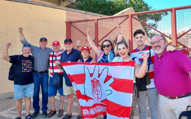 Miembros de Peñasogra posan para Granada En Juego a las puertas de `Los Cármenes` (GRJ) Miembros de Peñasogra posan para Granada En Juego a las puertas de `Los Cármenes` (GRJ)