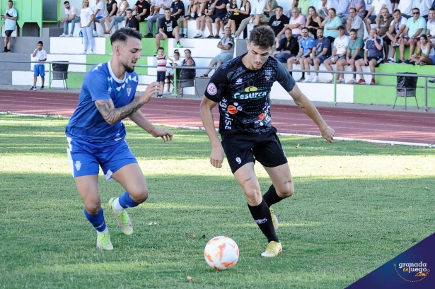 Lance del partido celebrado en la Ciudad Deportiva del Maracena (JOSÉ M. BALDOMERO)