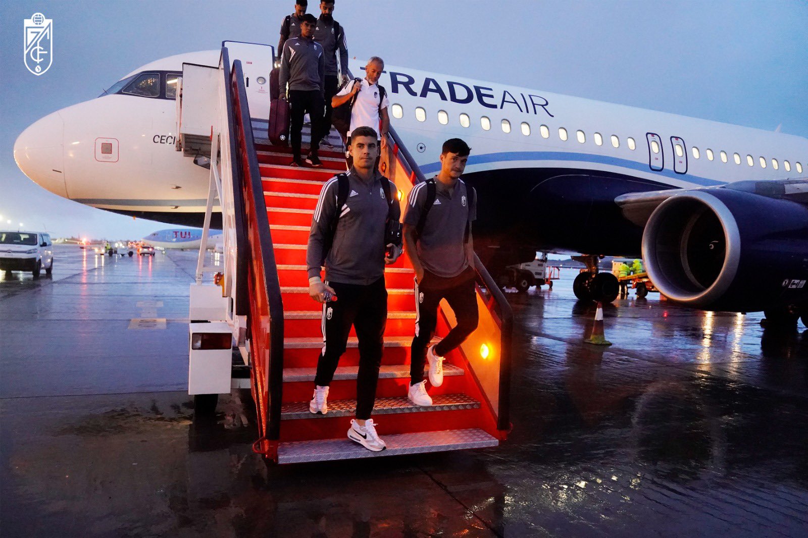 Imagen de la llegada del Granada al aeropuerto de Gran Canaria (PEPE VILLOSLADA / GCF)