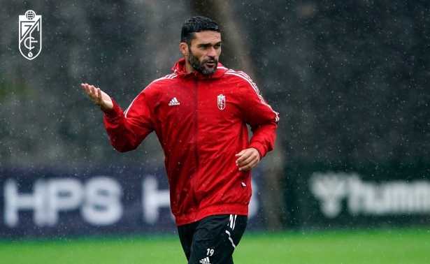 Jorge Molina, bajo la lluvia en el entrenamiento realizado en las instalaciones de Las Palmas (PEPE VILLOSLADA / GCF)