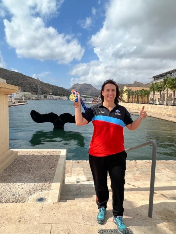 Lidia Calvente posa con zu medalla (AYTO. LA ZUBIA) Lidia Calvente posa con zu medalla (AYTO. LA ZUBIA)