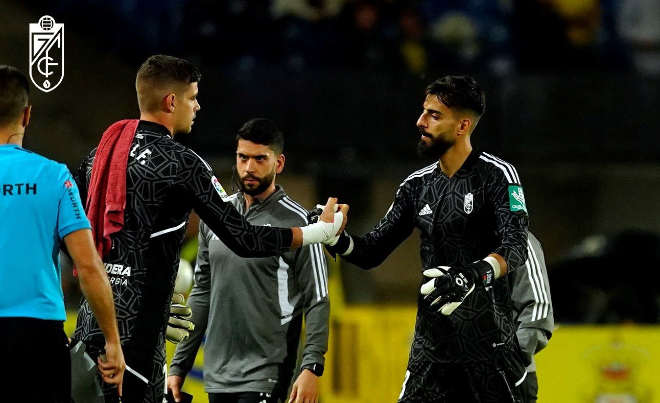 Momento de la salida al campo de Raúl Fernández por la lesión de André Ferreira