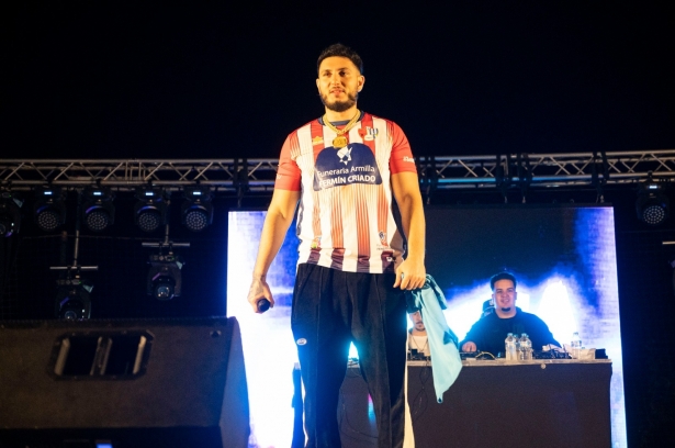 Omar Montes, vestido con la camiseta del Arenas durante el concierto en las Fiestas de Armilla (AYUNTAMIENTO DE ARMILLA) Omar Montes, vestido con la camiseta del Arenas durante el concierto en las Fiestas de Armilla (AYUNTAMIENTO DE ARMILLA)