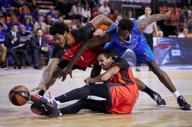 Pere Tomás y Cristiano Felicio pelean por la bola (FERMÍN RODRÍGUEZ / FUNDACION-CBG) 