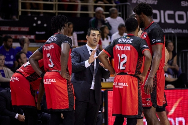 Pablo Pin da instrucciones a sus jugadores (FERMÍN RODRÍGUEZ / FUNDACION-CBG) 