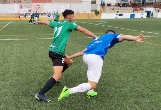 Lizancos se va de un jugador del Huracán (EL FARO DE MELILLA) Lizancos se va de un jugador del Huracán (EL FARO DE MELILLA)