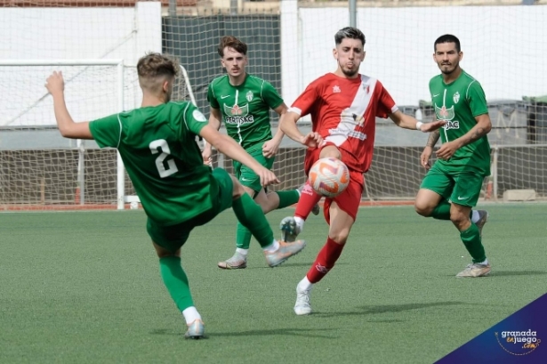Humberto busca un balón dividido (JOSÉ M. BALDOMERO) 