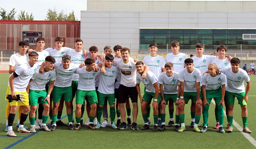 Los jugadores del Atarfe Industrial mostraron mensajes de ánimo a su compañero lesionado Gabri  (ATARFE INDUSTRIAL)