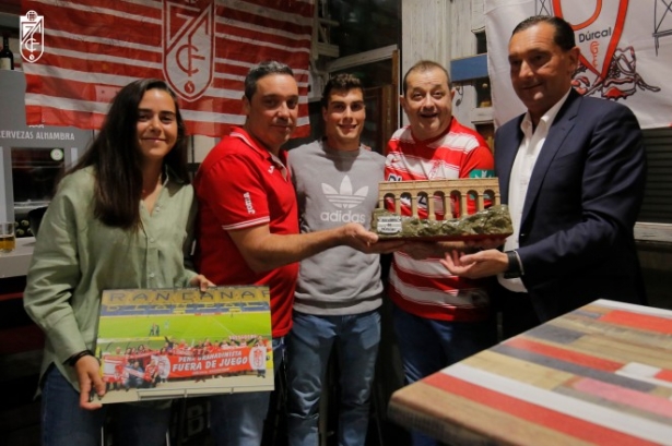 Imagen de la visita del Granada a la Peña `Fuera de Juego` (GCF) Imagen de la visita del Granada a la Peña `Fuera de Juego` (GCF)