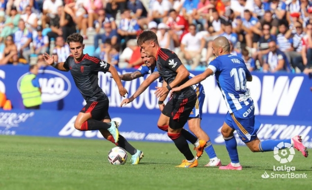 Lance del partido entre la Ponferradina y el Granada en `El Toralín` (LALIGA) Lance del partido entre la Ponferradina y el Granada en `El Toralín` (LALIGA)