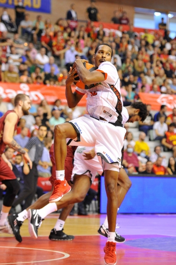 Alex Renfroe agarra un rebote (ACB PHOTOS / J. BERNAL) 
