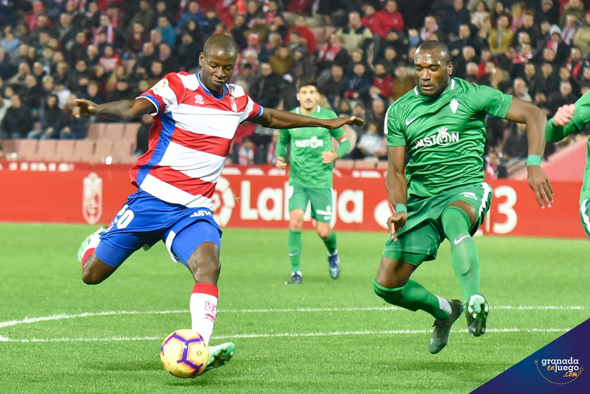 Adrián Ramos, en un lance del último Granada - Sporting frente a Babin (JOSÉ M. BALDOMERO)