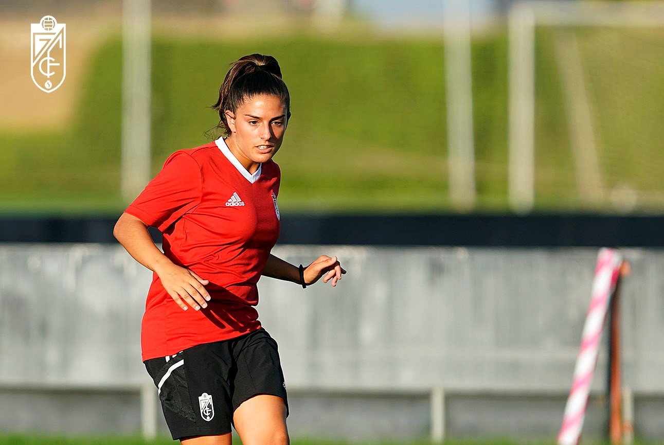Lucía Ramos, en un entrenamiento con el Granada (GCF)