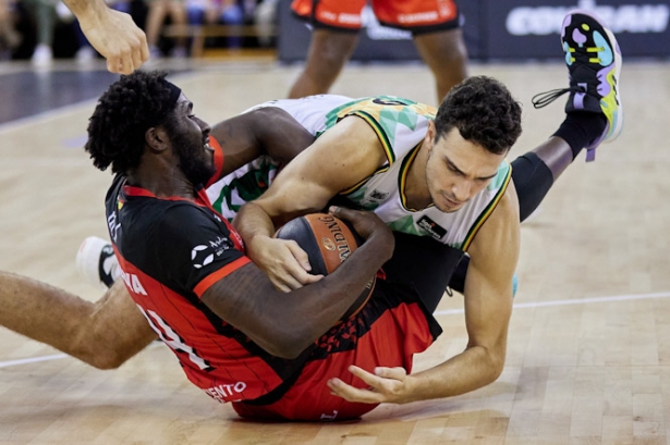 Prince Alí lucha por el balón (FERMÍN RODRÍGUEZ / FUNDACION-CBG) 