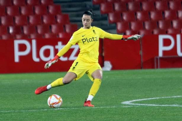 María Pi, en el partido de Copa del Granada Femenino ante el Betis en el `Nuevo Los Cármenes` la pasada campaña (JOSÉ VELASCO / GRJ)