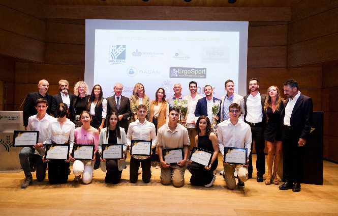 Foto de familia de becados y premiados durante el acto (CAJA RURAL) 