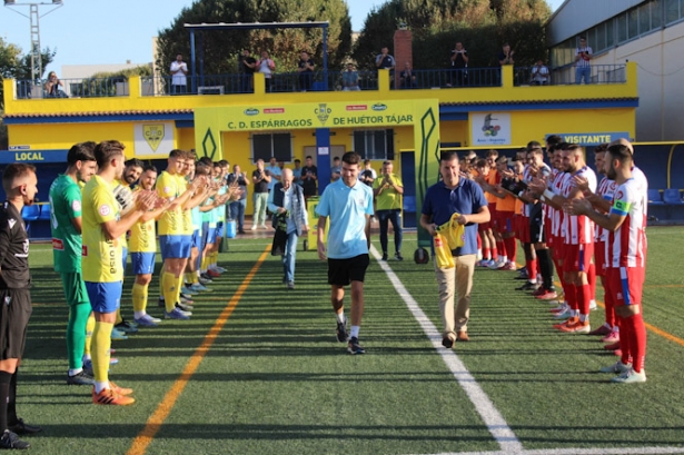 CD Huétor Tajar y Torredonjimeno le hicieron pasillo a Sergio Delgado (PACO CASTILLO)