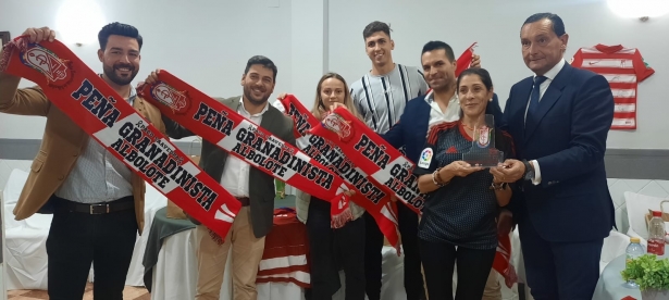 Representantes del Granada y de su peña de Albolote posan en el encuentro celebrado en el municipio metropolitano (GRJ) Representantes del Granada y de su peña de Albolote posan en el encuentro celebrado en el municipio metropolitano (GRJ)