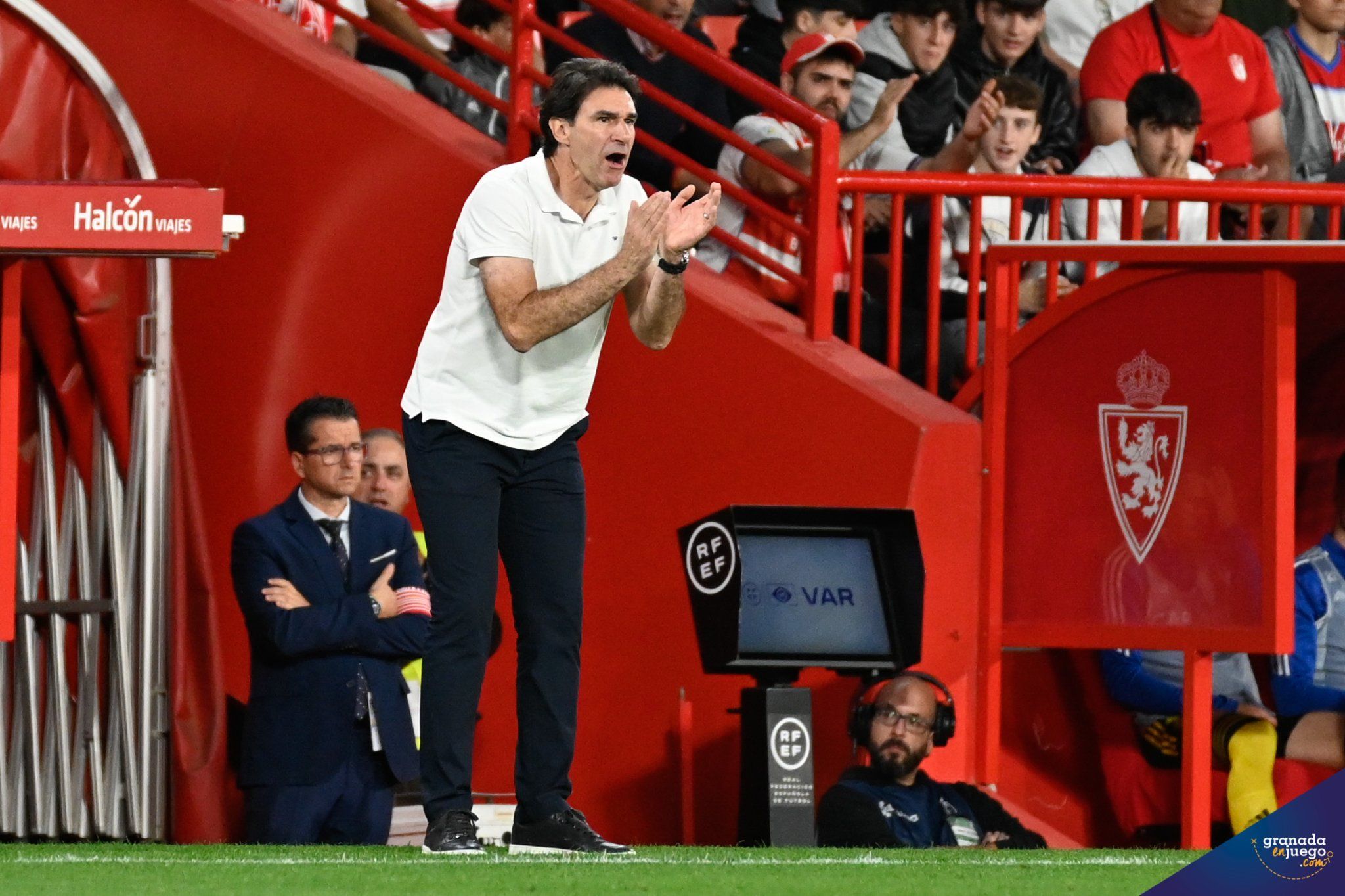 Karanka aplaude a los suyos durante el partido ante el Zaragoza (JOSÉ M. BALDOMERO)