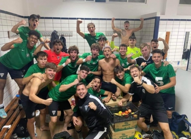 El Alhendín CF celebra el liderato (CF ALHENDÍN) El Alhendín CF celebra el liderato (CF ALHENDÍN)