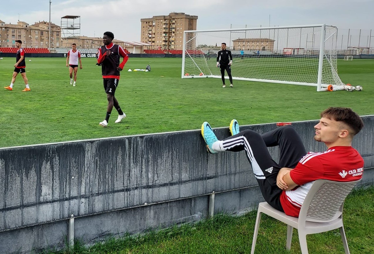 Petrovic observa el partidillo de sus compañeros durante el entrenamiento del martes (FRAN CALVO)