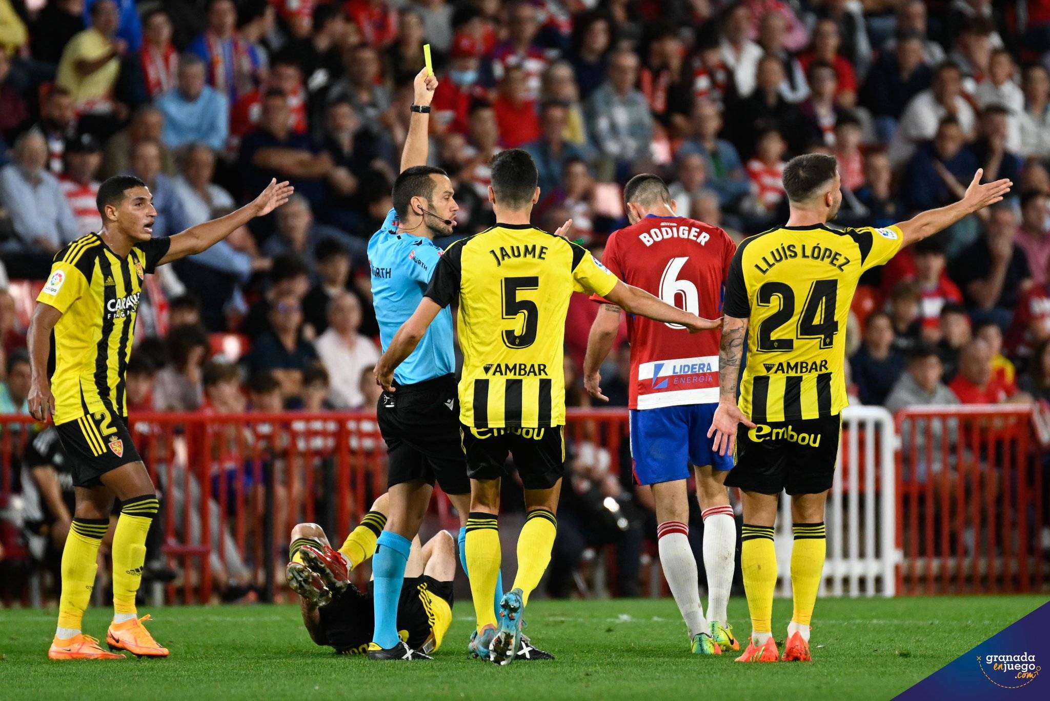 González Francés le muestra amarilla a Bodger en el partido contra el Zaragoza (JOSÉ M. BALDOMERO)
